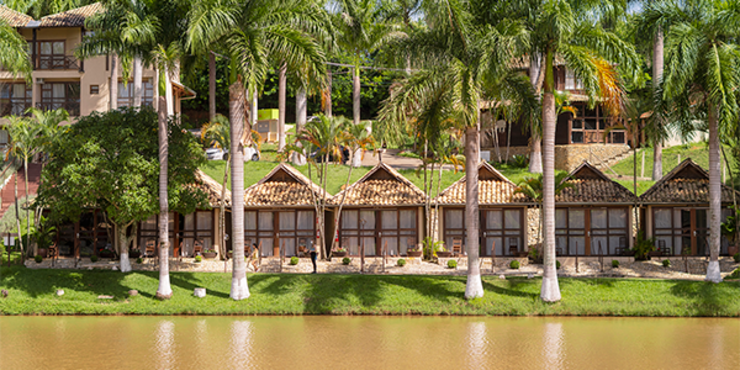 Vista com lago e árvores das acomodações de hotel mais próximo de SP - Pinhalzinho - Park Hotel Modelo