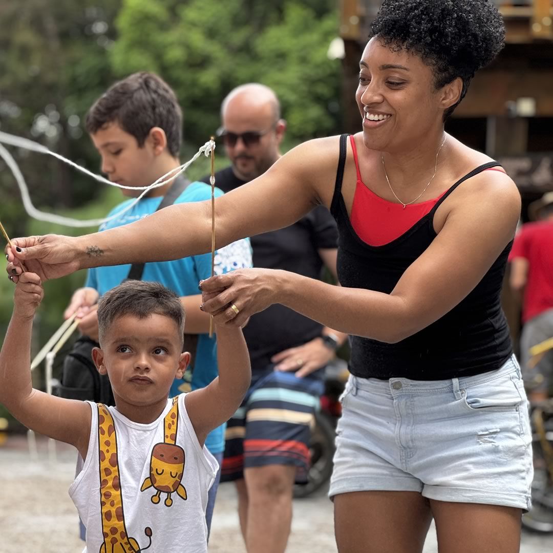 Mãe e filho se divertindo juntos, sorrindo e compartilhando momento alegre