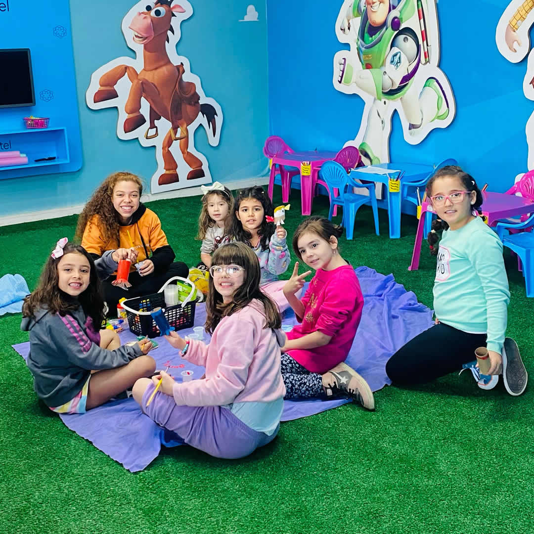 Crianças brincando com recreadores em um momento de lazer e diversão.