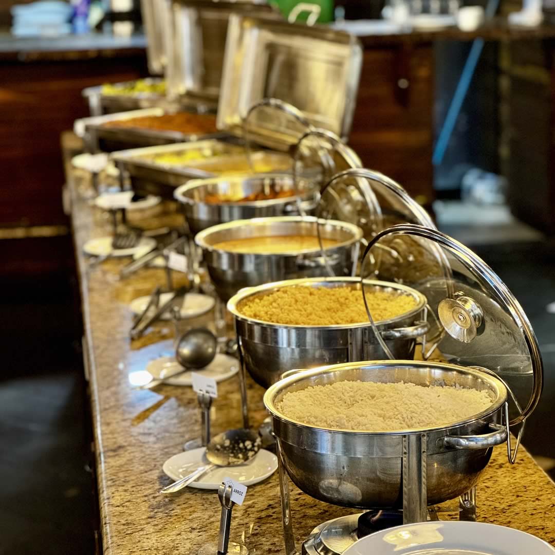 Restaurante em hotel fazenda, com mesas arrumadas e ambiente acolhedor.