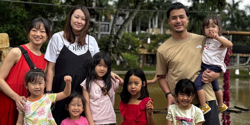 Família feliz ao ar livre com crianças e adultos sorridentes, desfrutando de momentos de lazer e união em um parque verde