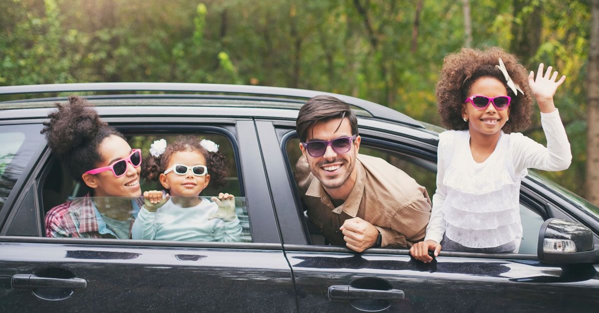 familia em um carro sorrindo