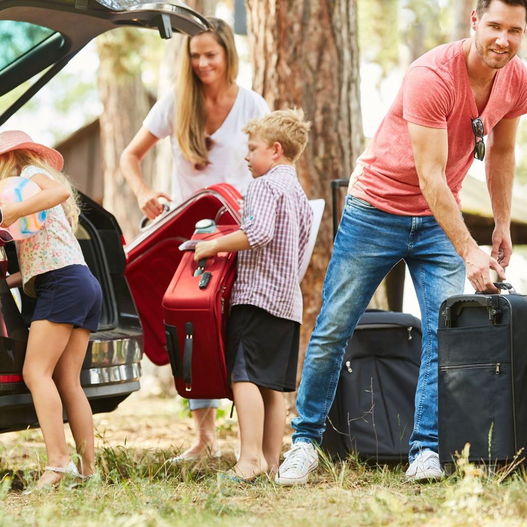 familia colocando malas no carro para viajar