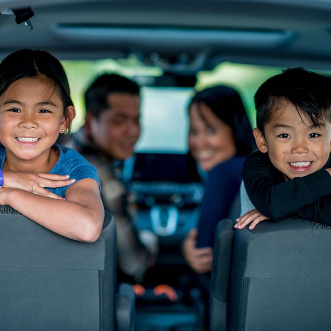 crianças sorrindo durante uma viajem de carro