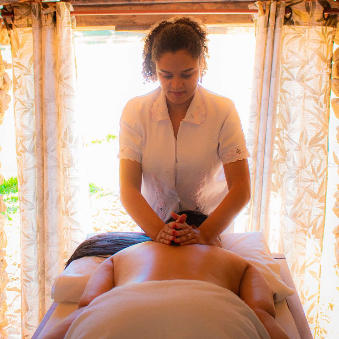 Pessoa recebendo uma massagem no Park Hotel Modelo