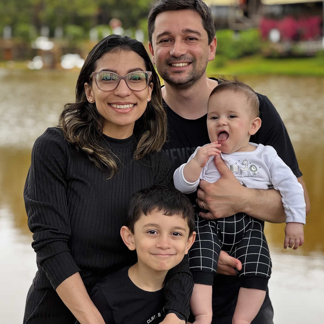 família sorrindo para foto em park hotel modelo