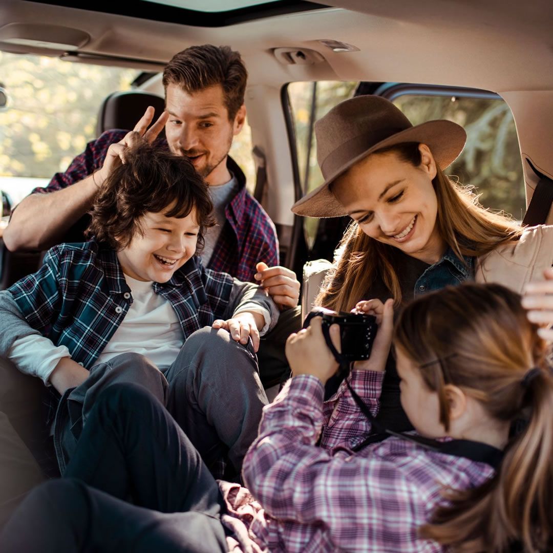 familia se divertindo dentro de um carro