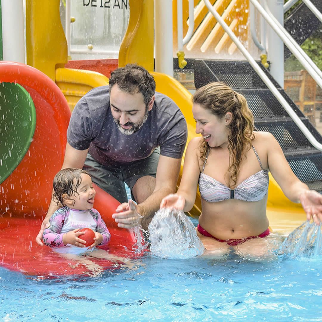 familia se divertindo em piscina em hotel fazenda no interior de sp