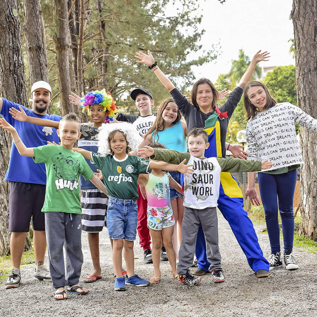 Crianças junto com recreadores em hotel fazenda