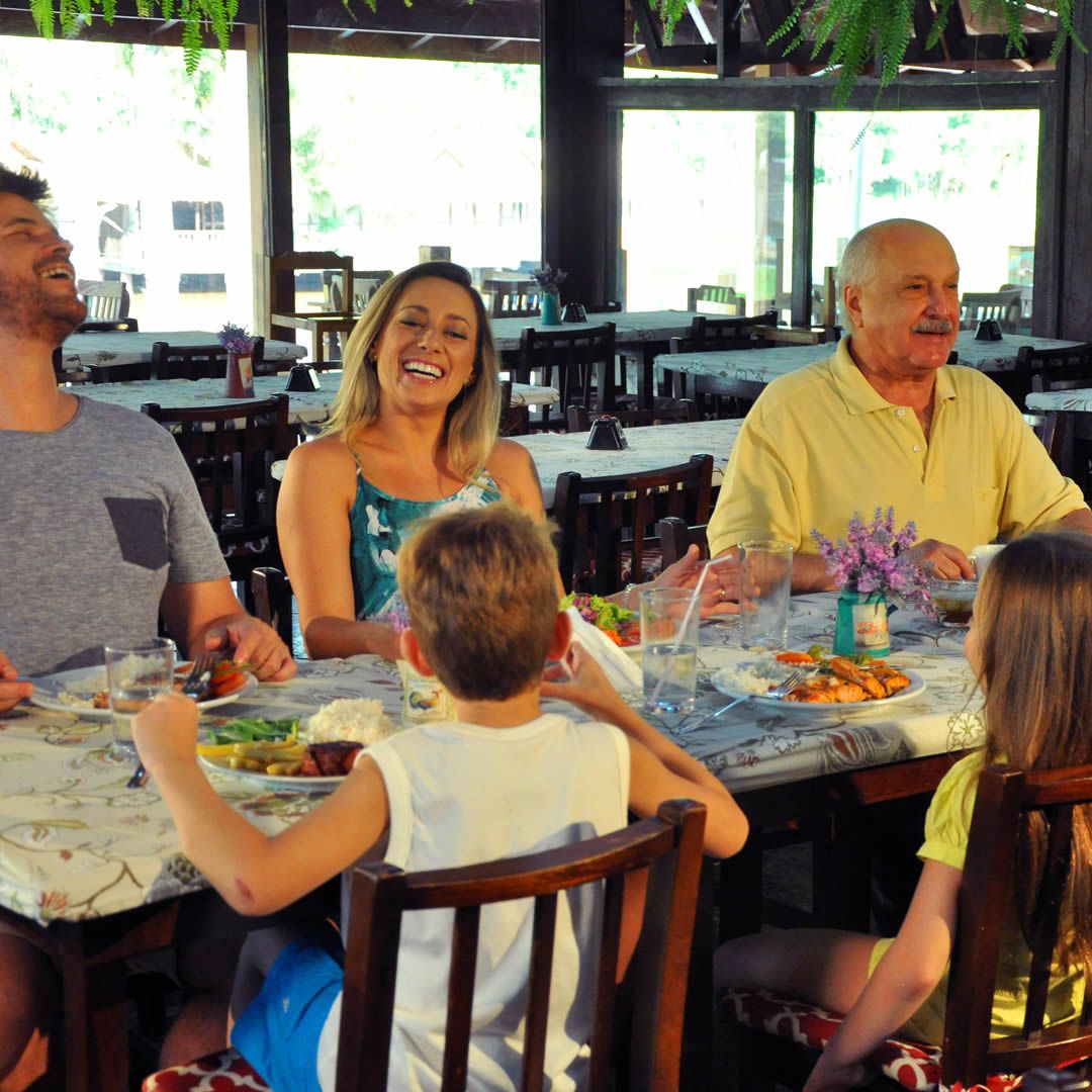 familia almoçando em restaurante de hotel fazenda no interior de sp