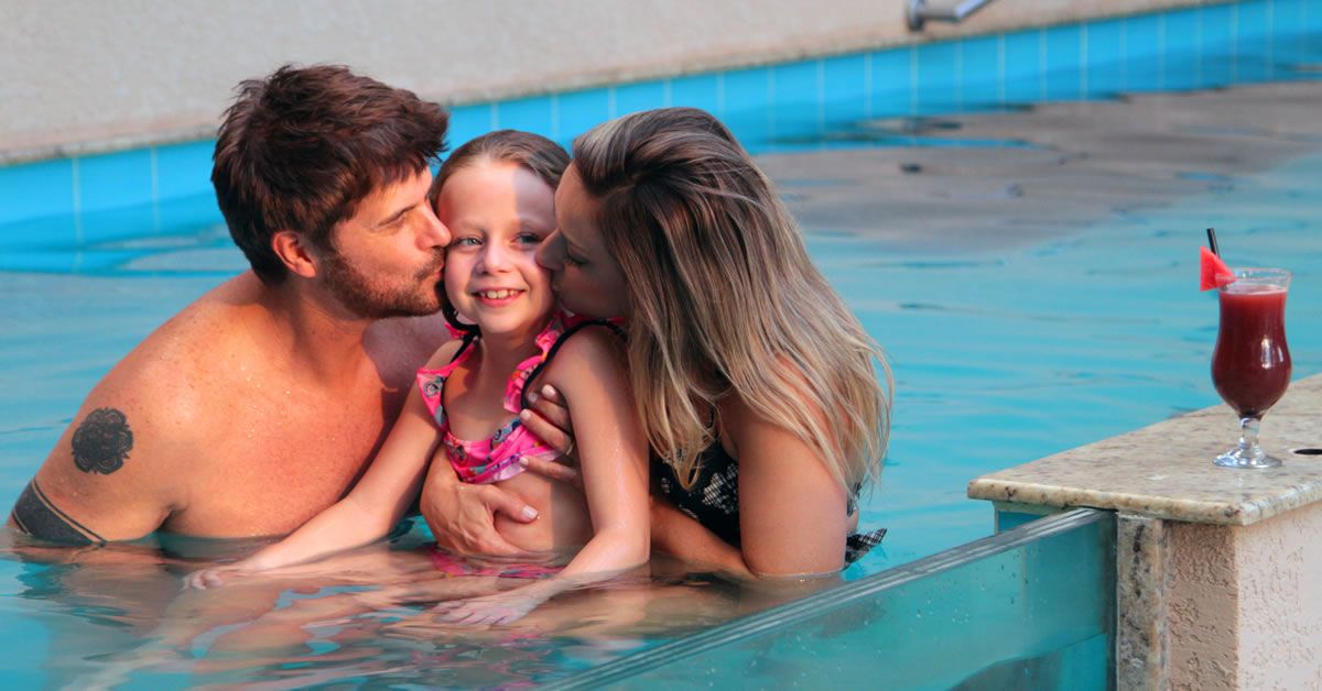 familia na piscina no Park Hotel Modelo