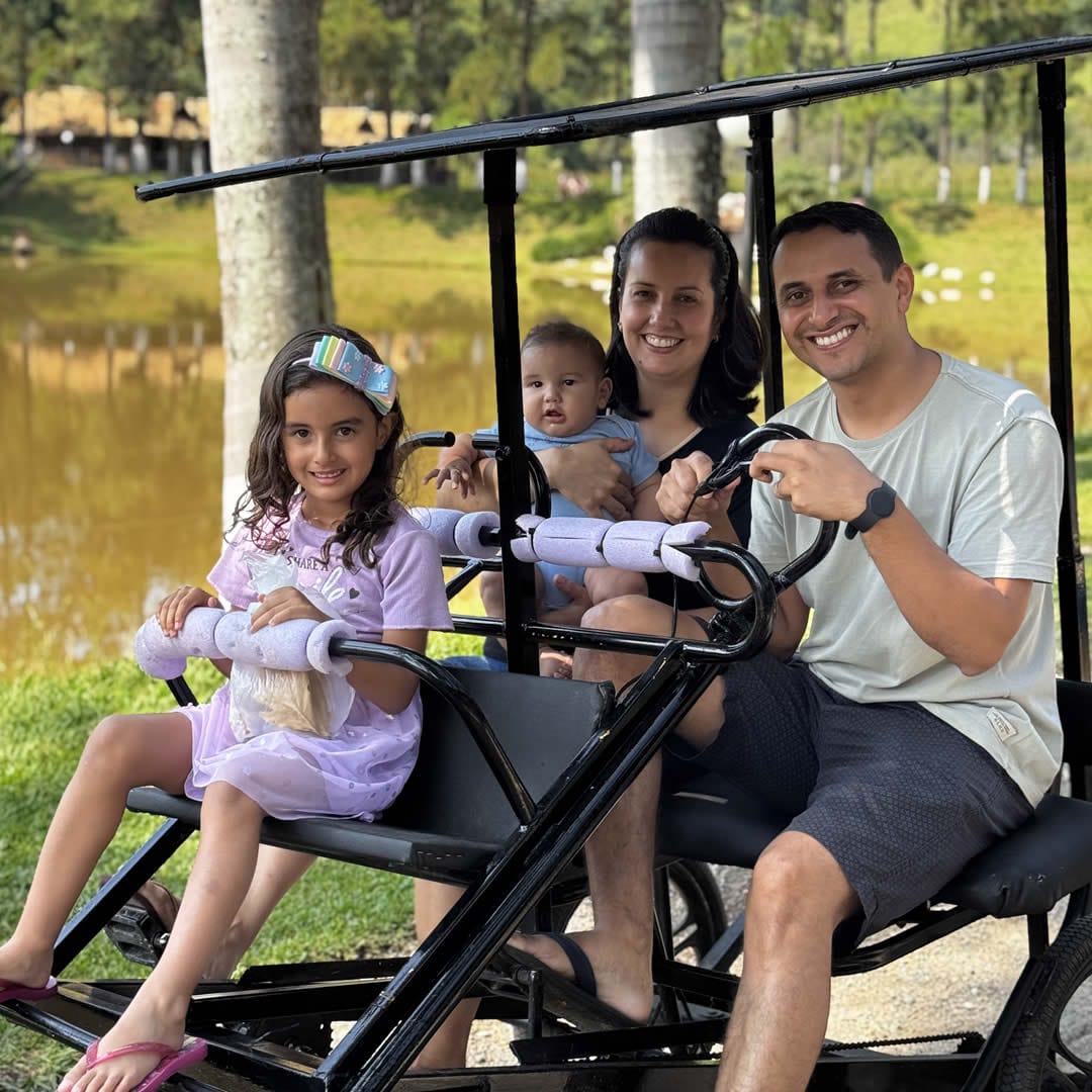 Familia sorrindo para foto 