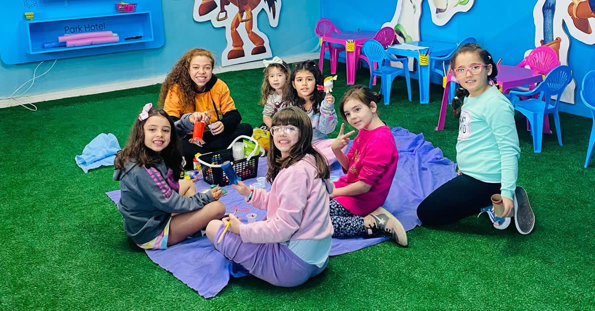 Crianças reunidas e sorrindo para a foto