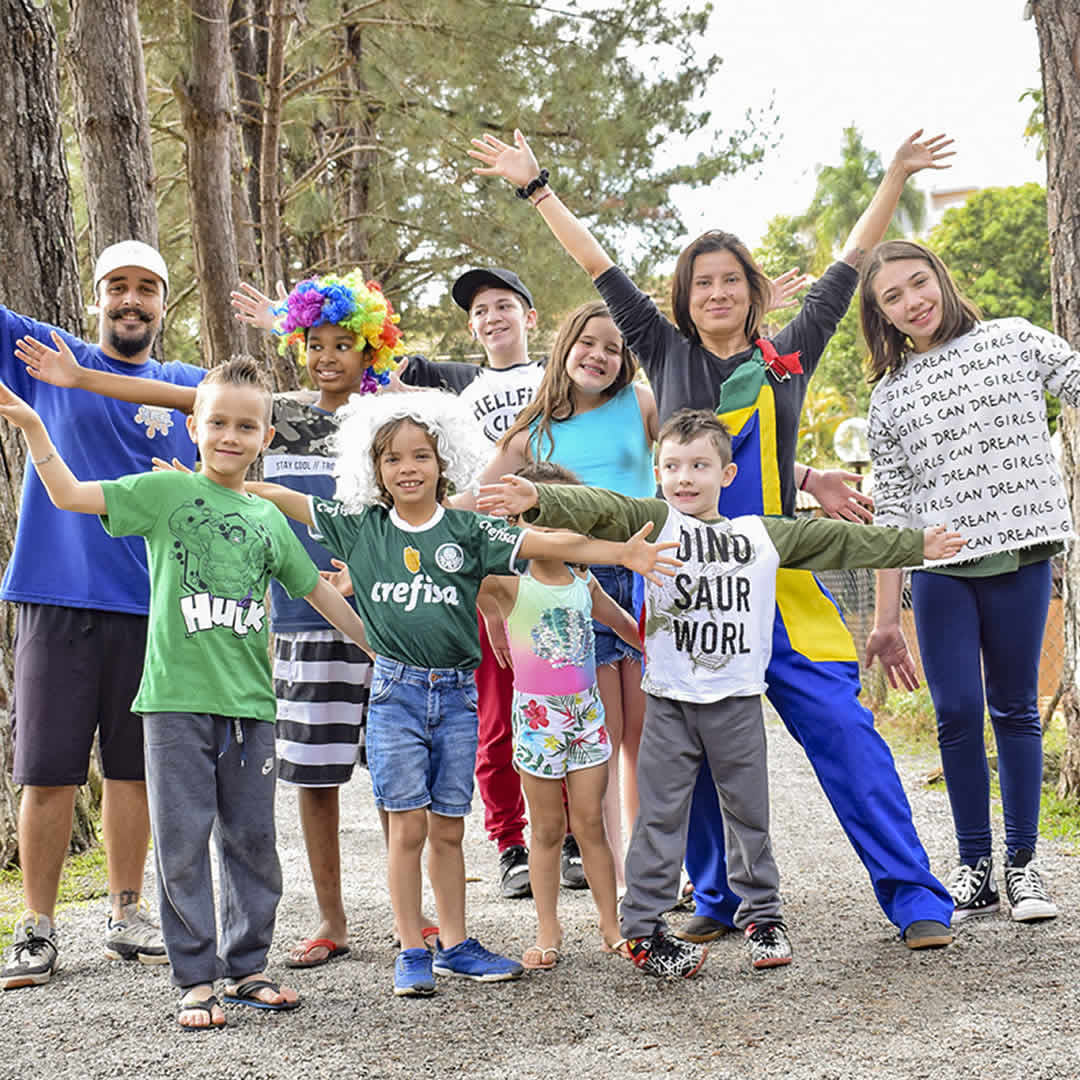 crianças com recreadores no park hotel modelo